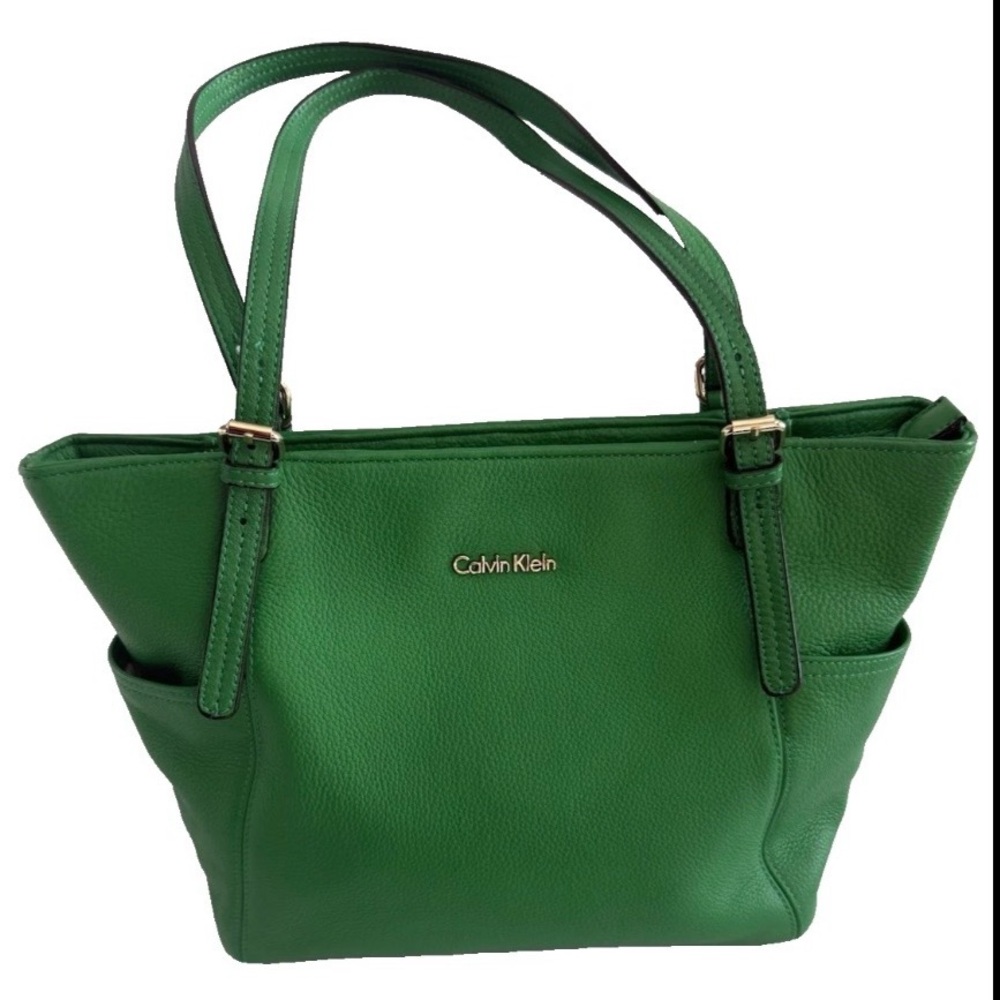 CALVIN KLEIN SAFFIANO
GREEN LEATHER
SHOULDER BAG/TOTE
MSRP $198